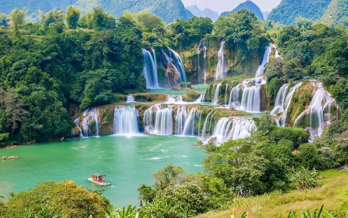 Detain_Waterfall_Vietnam_Shutterstock_-1