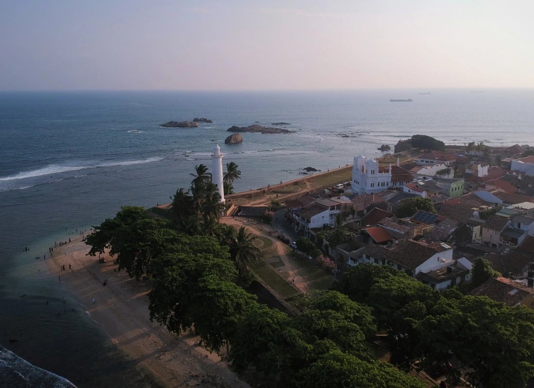 Galle_Sri_Lanka_Lighthouse_Unsplash_cc_Oliver_Frsh__v185bl_WebsiteMedium