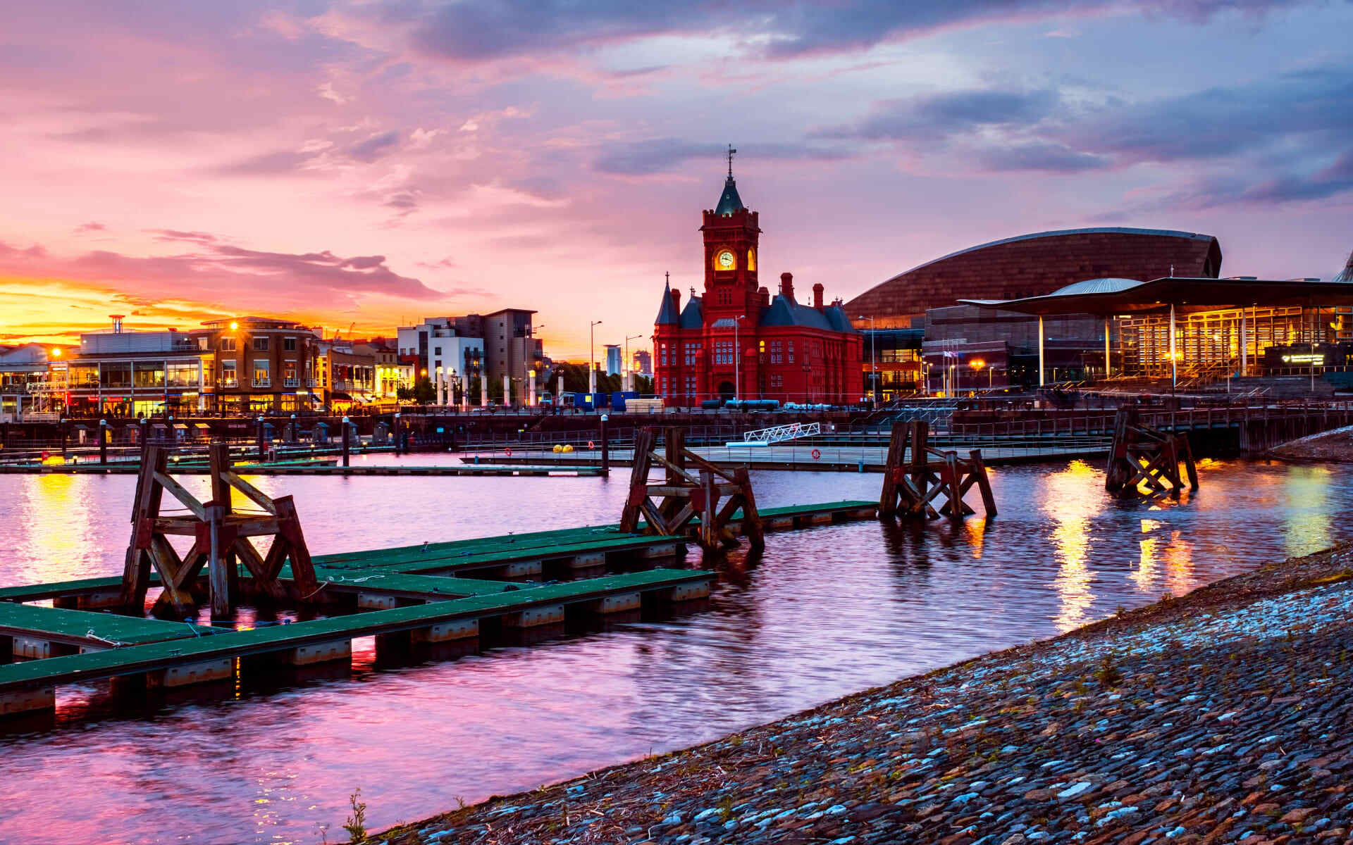 Cardiff_WaleS_shutterstock_1251281452_1_pikmzg