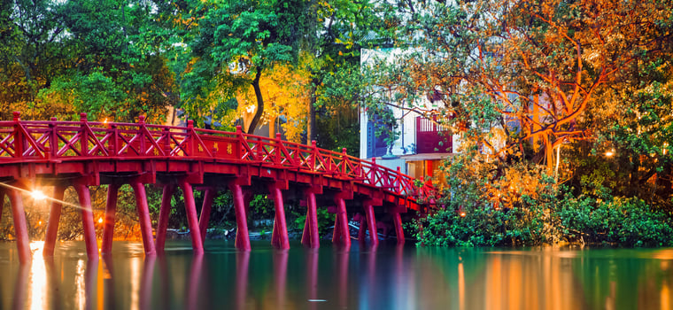 Huc_Bridge_Hanoi_Vietnam_Shutterstock_CCMelinda_Nagy_eomiei