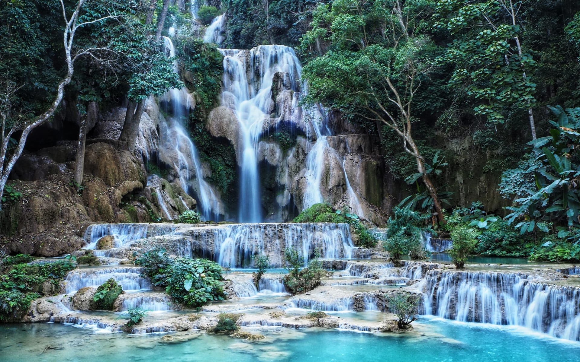 The beautiful Kung Si Waterfall 