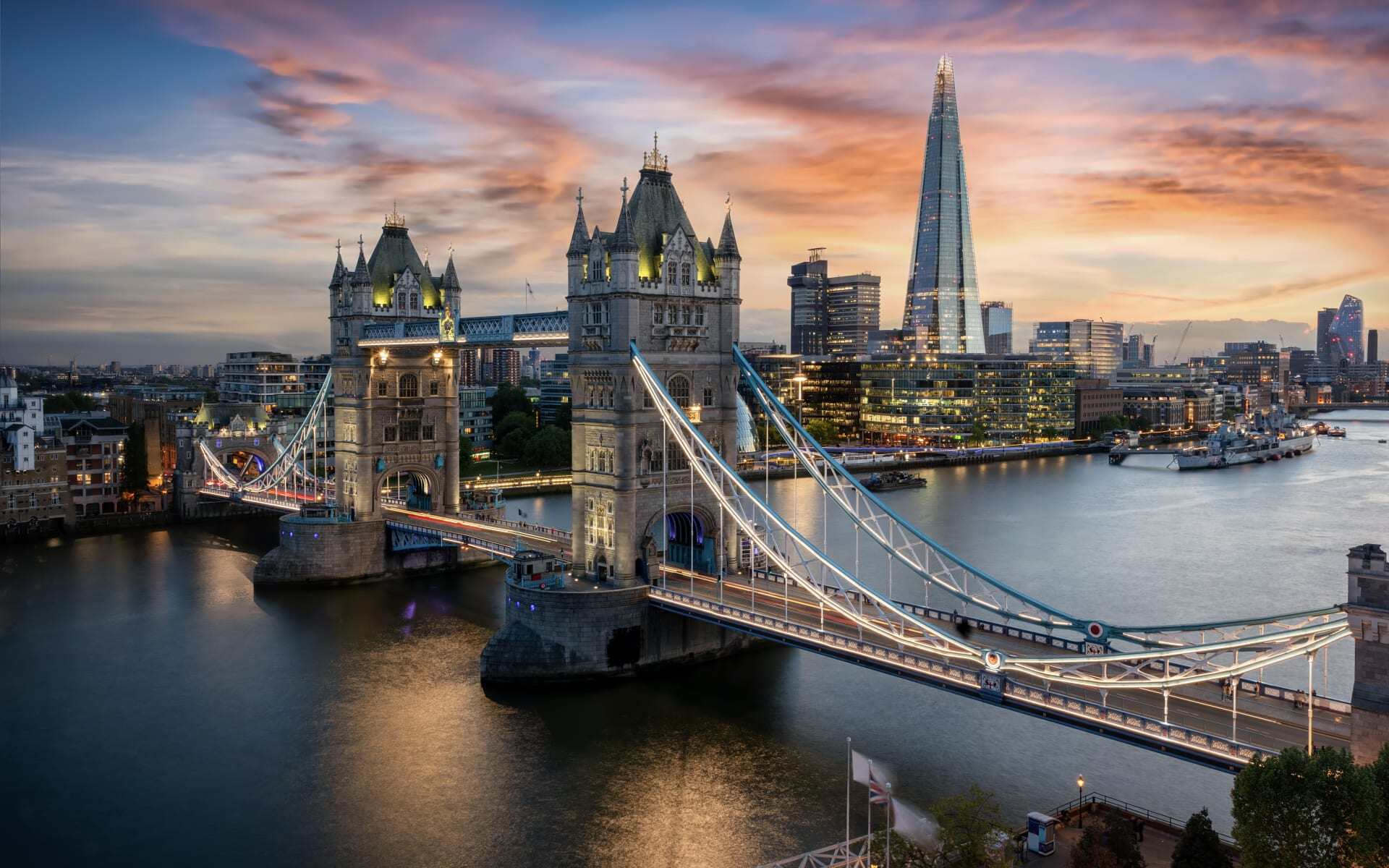 London Bridge looks gorgeous ahead of a gentle sunset.