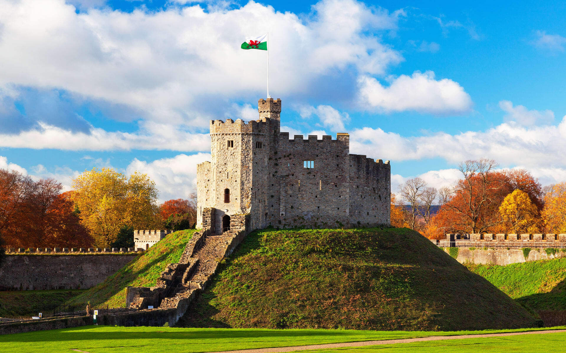 Wales_Cardiff-Castle_shutterstock_565356880_royhc3-1