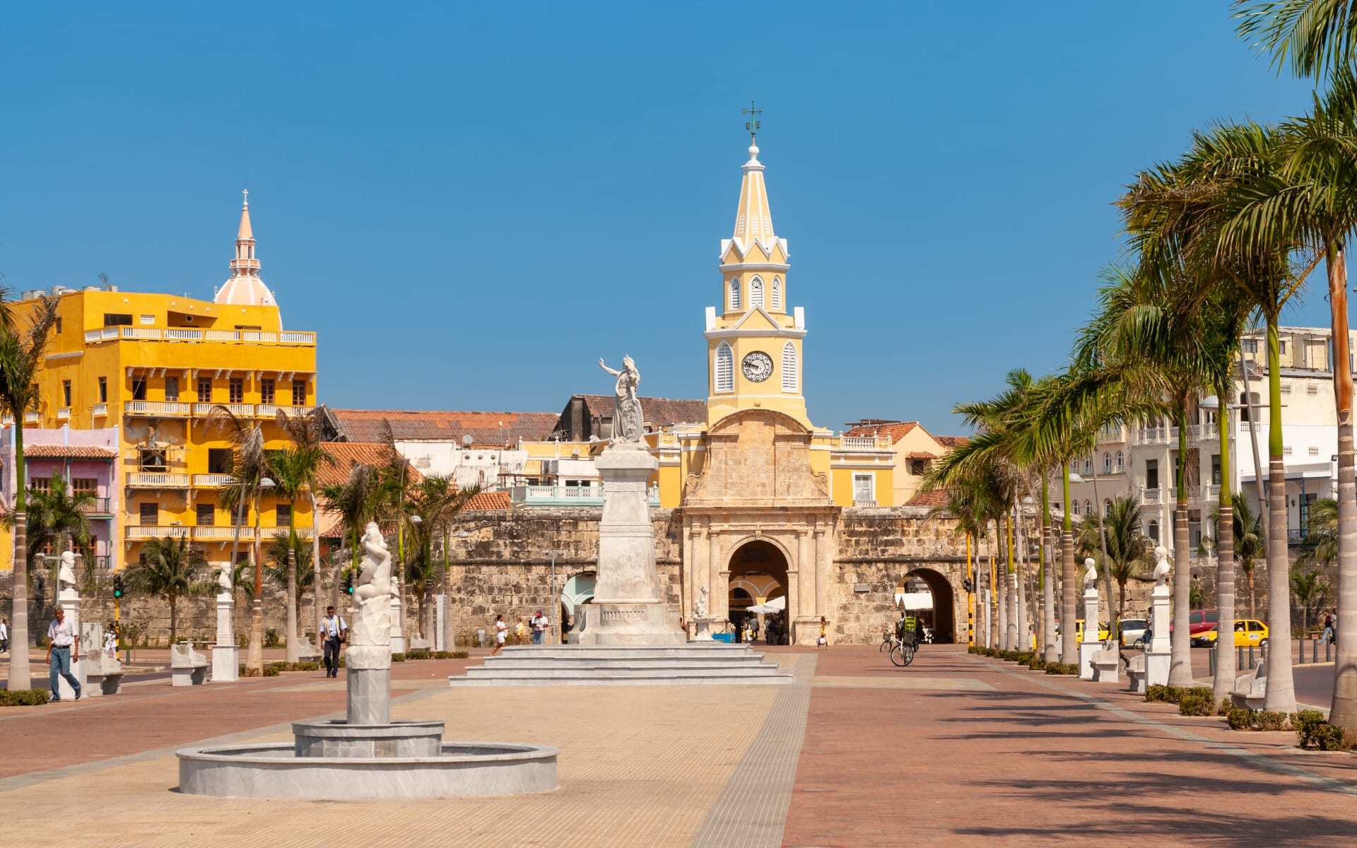 wander around the Old walled city of Cartagena 