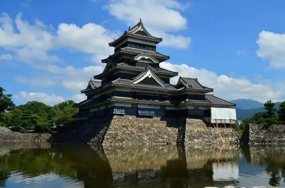 black-crow-matsumoto-castle-japanese-alps