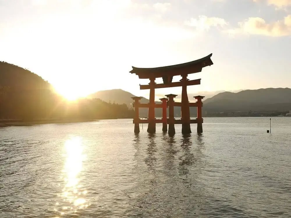 floating-itsukushima-shrine-miyajima-island-japan