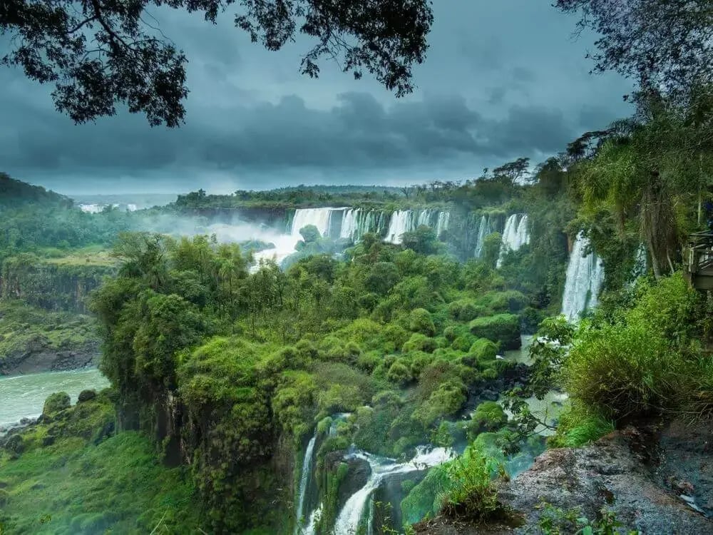 iguazu-falls-and-greenery