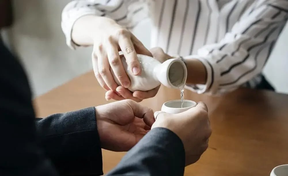 japan-food-guide-pouring-japanese-sake (1)