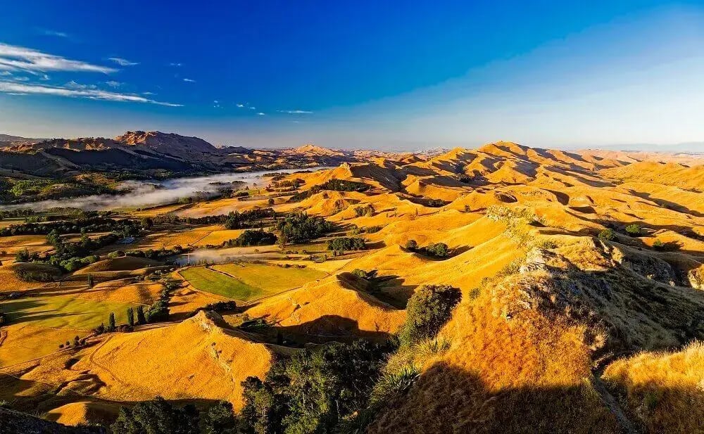 new-zealand-autumn-landscape-fields-mountains