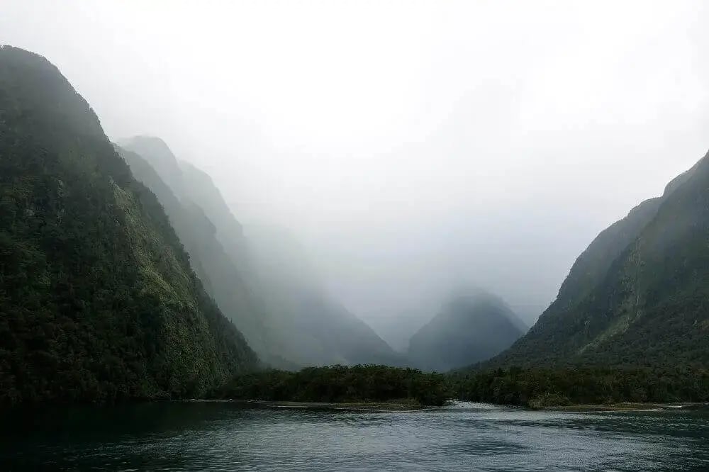 new-zealand-misty-mountains-lake