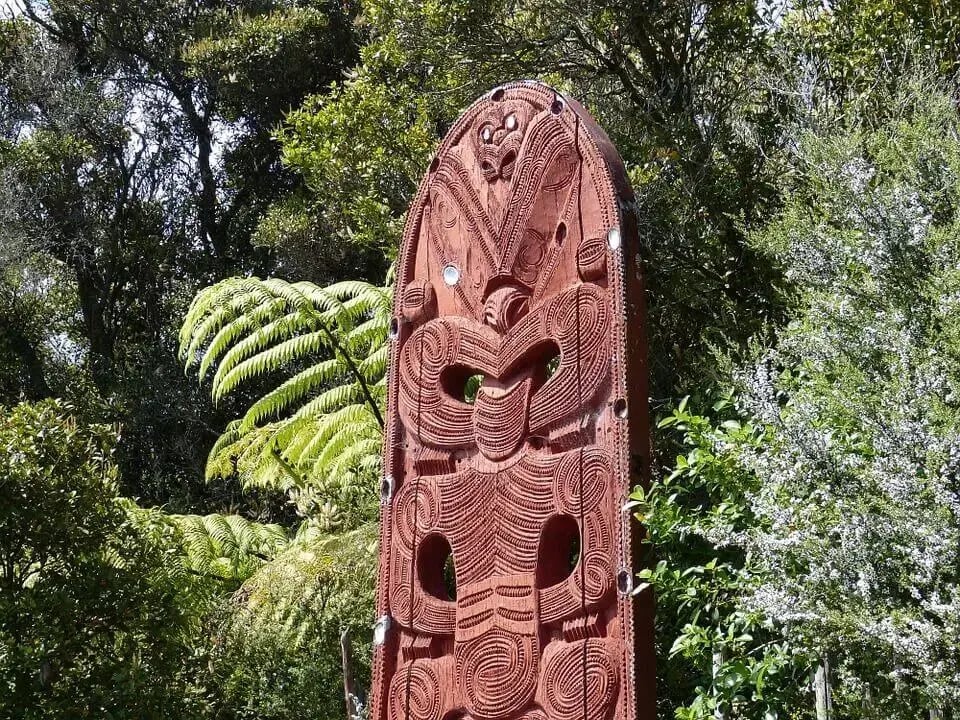 use-maori-carving-stake