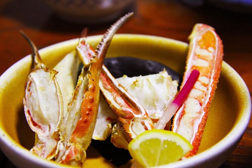Japan Food Guide - Japanese hair crab legs served with lemon