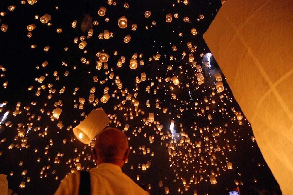 Yi Peng floating lanterns - Thailand festivals