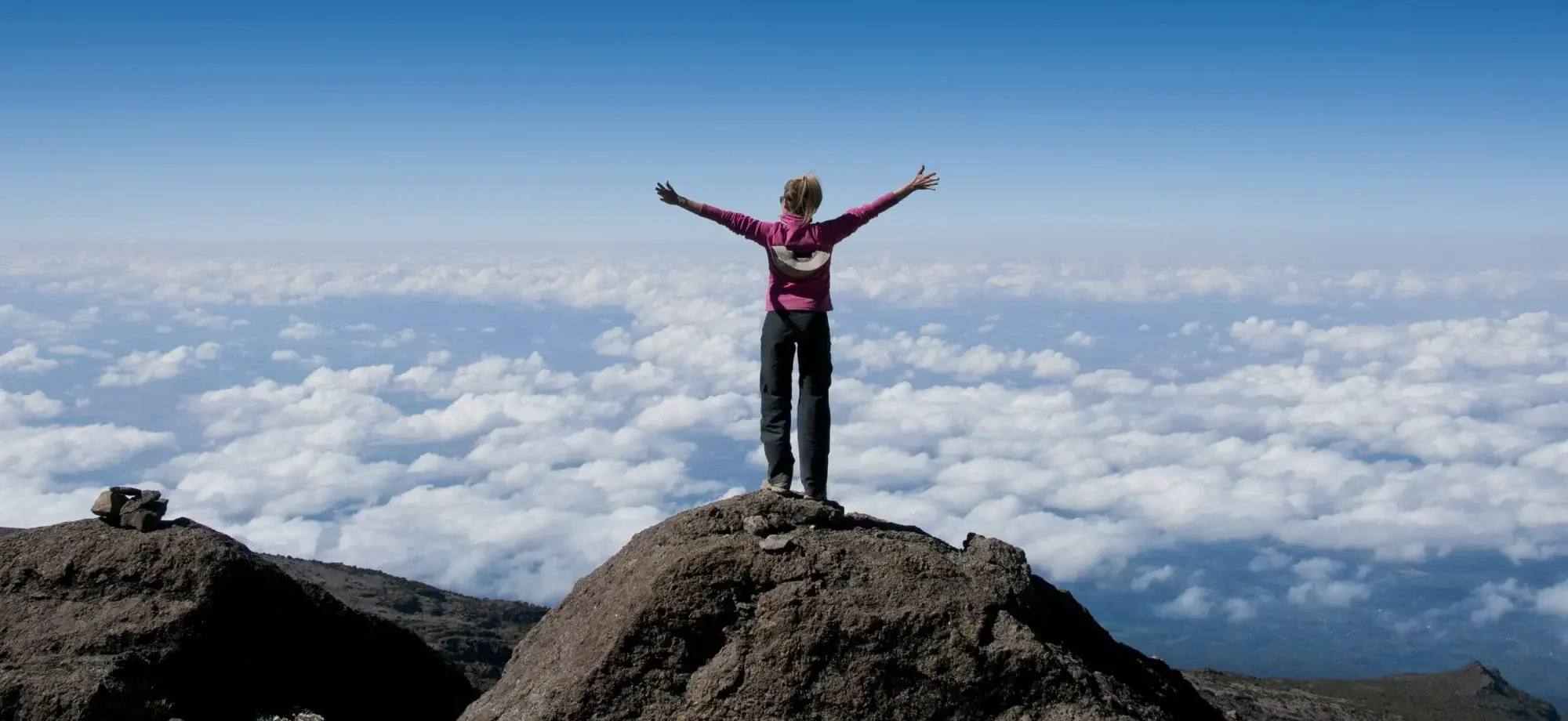 trekker_above_cloud_summit_kilimanjaro_x9fkfm-1